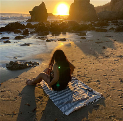 SENDE black sand turkish beach throw towel in California beach for sand-free towel